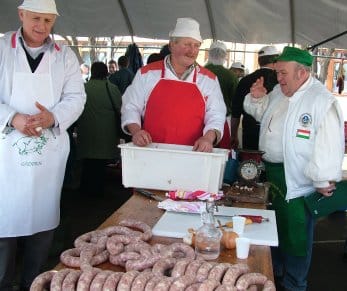 Kész a munka egy része, egy kis pihenő Benke Laci bácsival.jpg Kész a munka egy része, egy kis pihenő Benke Laci bácsival.jpg