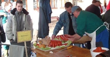 Készül az örménykúti különleges teríték.jpg Készül az örménykúti különleges teríték.jpg