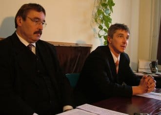 Luk&aacute;cs J&aacute;nos megyei kapit&aacute;ny balr&oacute;l & Balogh Szab&oacute; Imre, illusztr&aacute;ci&oacute; 2006 &eacute;vből.jpg