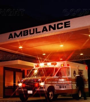 Mentővel érkezik az ambulanciára a sürgősen ellátandó beteg.jpg