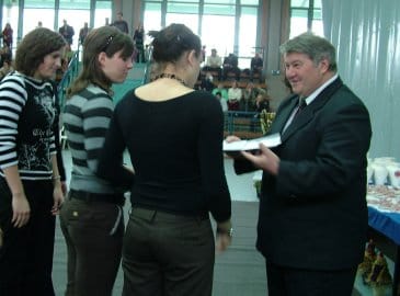 Szirbik Imre a pólóslányoknak gratulál.jpg Szirbik Imre a pólóslányoknak gratulál.jpg