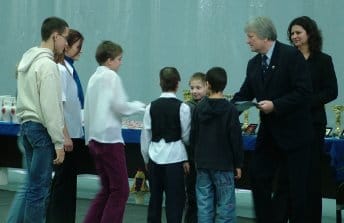 Szűcs Lajos díjakat ad át.jpg Szűcs Lajos díjakat ad át.jpg