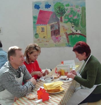 Villásreggeli az iskola ebédlőjében hangulatos környezetben.jpg Villásreggeli az iskola ebédlőjében hangulatos környezetben.jpg