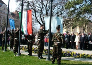 Z&aacute;szl&oacute;felvon&aacute;s.jpg