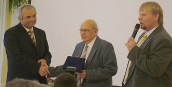 Hojcsi_P&aacute;l_az_igazgat&oacute;s&aacute;g_k&eacute;pviselet&eacute;ben_k&ouml;sz&ouml;nti_M&eacute;sz&aacute;ros_Zolt&aacute;nt.jpg