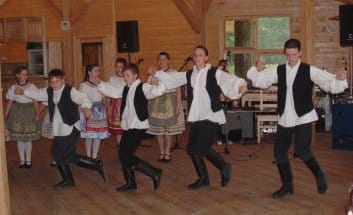 A_Zöldág_SE_táncosai_vastapsot_kaptak_a_közönségtől.jpg A_Zöldág_SE_táncosai_vastapsot_kaptak_a_közönségtől.jpg