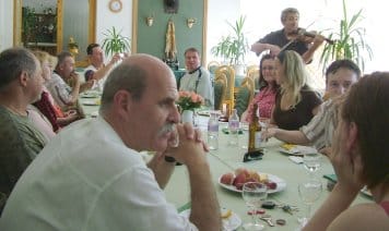 Másnap_az_ebédhez_az_intézmény_házigazdája__Ludányi_István_hegedűn_játszott.jpg Másnap_az_ebédhez_az_intézmény_házigazdája__Ludányi_István_hegedűn_játszott.jpg