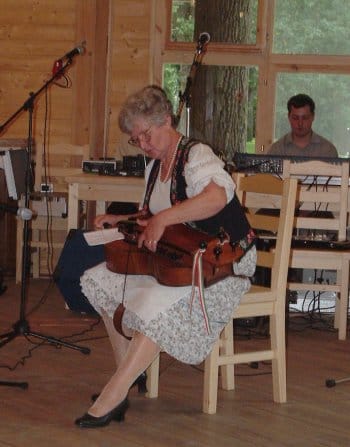 Zöldiné_Katika_tekerőn_játszott.jpg Zöldiné_Katika_tekerőn_játszott.jpg