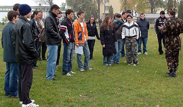 Eligazítás_a_laktanyában.jpg Eligazítás_a_laktanyában.jpg