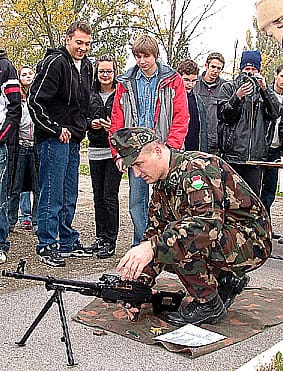 Ismerkedés_a_fegyverekkel.jpg Ismerkedés_a_fegyverekkel.jpg