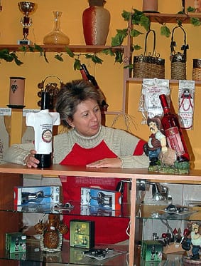 Az_üzlet_borkülönlegességei_között.jpg Az_üzlet_borkülönlegességei_között.jpg