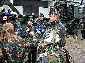 Ukr&aacute;n_deleg&aacute;ci&oacute;_a_szentesi_laktany&aacute;ban.jpg