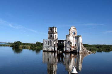 Ahol_a_v&iacute;z_az_&uacute;r, egy_templom, ami_a_Volga_&aacute;ldozat&aacute;v&aacute;_v&aacute;lt_a_Rybinski_t&aacute;rol&oacute;n&aacute;l.jpg