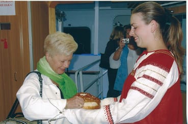 Tradicion&aacute;lis_k&iacute;n&aacute;l&aacute;si_m&oacute;d_Oroszorsz&aacute;gban_a_s&oacute;ba_m&aacute;rtott_kal&aacute;cs.jpg