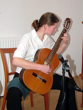 Kovács_Gabriella_gitár_játéka.jpg Kovács_Gabriella_gitár_játéka.jpg