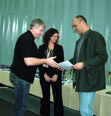 Beleon_Zsolt_a_Szentesi_VK_eln&ouml;ke_veszi_&aacute;t_a_jutalmat.jpg