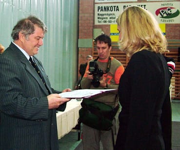 Szatm&aacute;ri_N_Szilvia_veszi_&aacute;t_az_&Eacute;v_sportol&oacute;ja_d&iacute;jait, mivel L&aacute;szl&oacute; Csaba &eacute;s Mikes Anna most is versenyzett.jpg