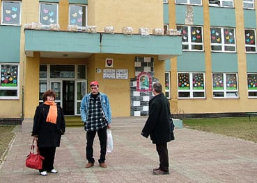 A_Ferenczy_István_Alapiskola_bejáratánál.jpg A_Ferenczy_István_Alapiskola_bejáratánál.jpg