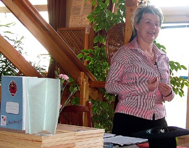 Korecz Mónika és az emblémás első füzet.jpg Korecz Mónika és az emblémás első füzet.jpg