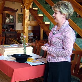 Korecz Mónika ügyvezető ismertető közben.jpg Korecz Mónika ügyvezető ismertető közben.jpg