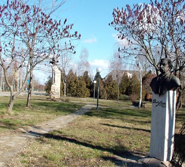 Előtérben_Deák_szobra.jpg Előtérben_Deák_szobra.jpg