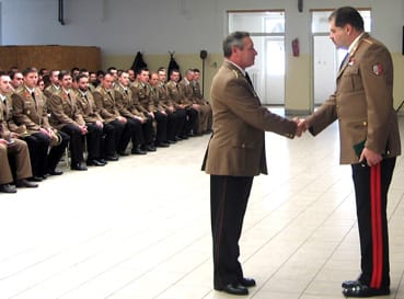 Kovács dandártábornok kitüntetéseket ad át.jpg Kovács dandártábornok kitüntetéseket ad át.jpg