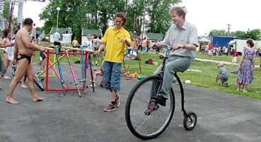 Szívesen_próbálták_ki_a_cirkuszi_eszközöket.jpg Szívesen_próbálták_ki_a_cirkuszi_eszközöket.jpg