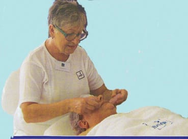 Nagyn&eacute;_Szab&oacute;_Ilona_kozmetikus_mester_munk&aacute;ban.jpg