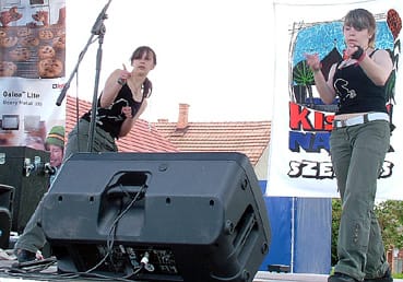 Kitti_és_Vivi_azaz_a_Ziens_formáció__felfedezett_tehetségeink.jpg Kitti_és_Vivi_azaz_a_Ziens_formáció__felfedezett_tehetségeink.jpg