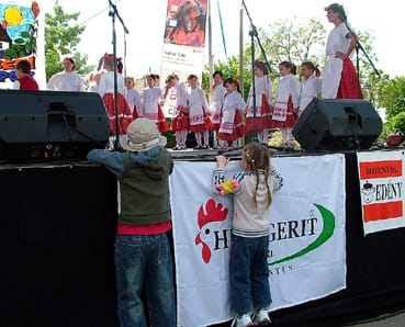 Pünkösdölő_a_Farkas_Antal_utcai_óvodásoktól.jpg Pünkösdölő_a_Farkas_Antal_utcai_óvodásoktól.jpg