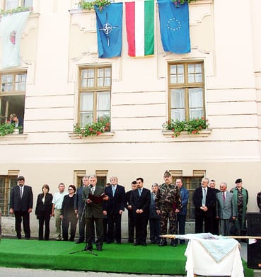 &Uuml;nneplők.jpg