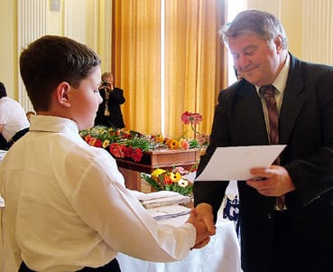 Szirbik_Imre_polgármester adja_át_a_tanulók_elismeréseit.jpg Szirbik_Imre_polgármester adja_át_a_tanulók_elismeréseit.jpg