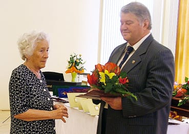 Csord&aacute;s_K&aacute;rolyn&eacute;_tan&iacute;t&oacute;_kit&uuml;ntet&eacute;se.jpg