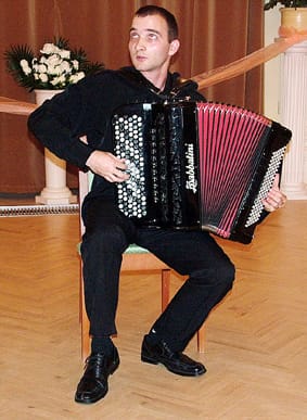 Szab&oacute;_S&iacute;pos_Bal&aacute;zs_Topoly&aacute;r&oacute;l_gombos_harmonik&aacute;n_j&aacute;tszott.jpg