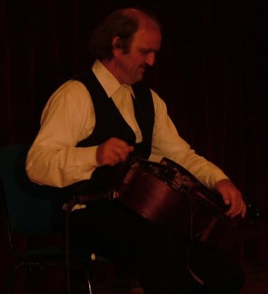 Balla Tibor tekerőn játszik.jpg Balla Tibor tekerőn játszik.jpg