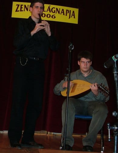 Szűcs testvérek koboz és furulya.jpg Szűcs testvérek koboz és furulya.jpg
