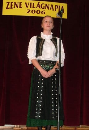 Takács éva énekel.jpg Takács éva énekel.jpg