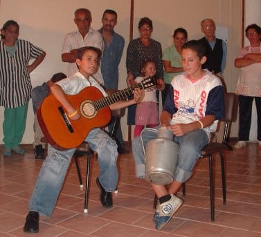 Szabó Robika gitárral.jpg Szabó Robika gitárral.jpg