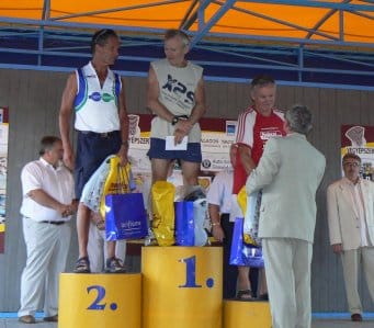 Gröb János Fonyódon, a dobogó élén.jpg Gröb János Fonyódon, a dobogó élén.jpg